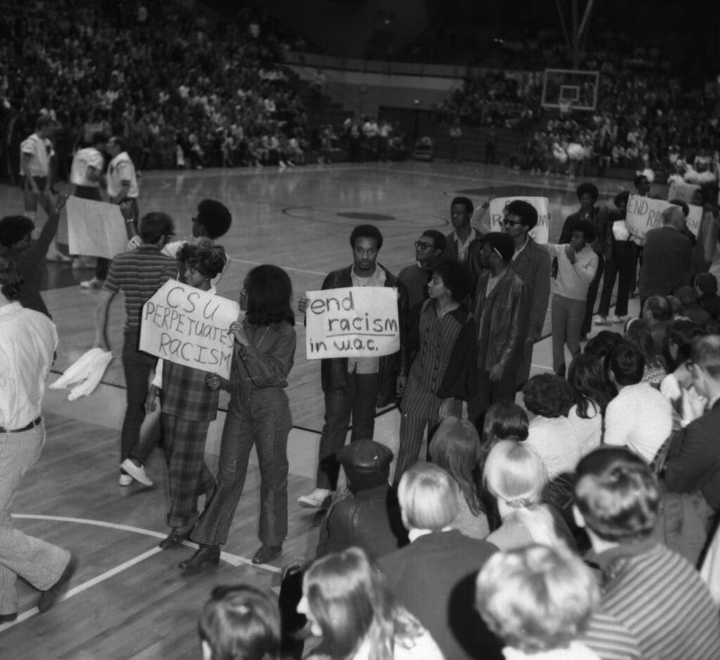protesta de estudiantes en un partido de baloncesto de la Universidad Estatal de Colorado