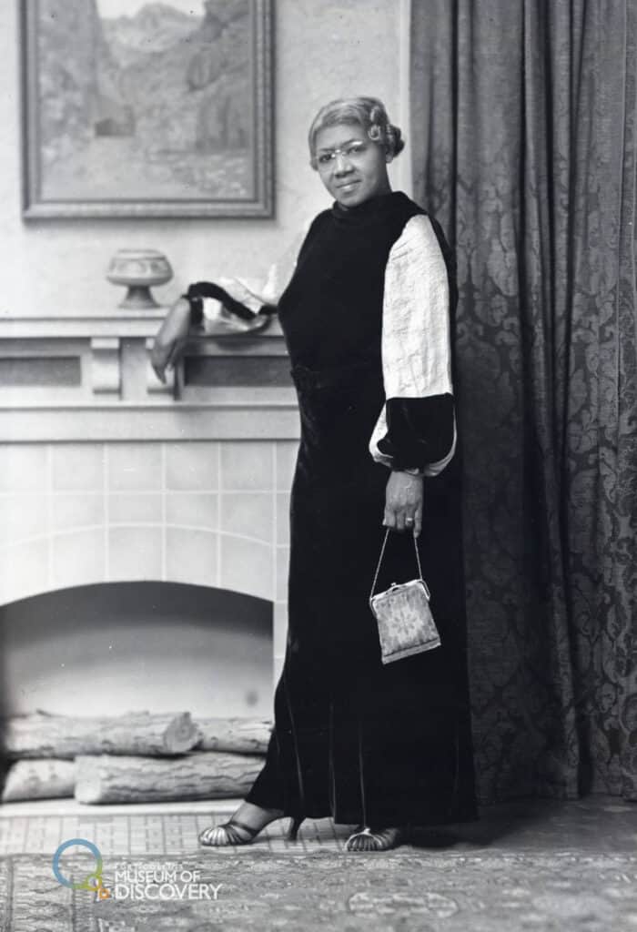 ella mae cook posando para una foto junto a una chimenea